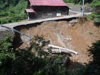 県道の崩落